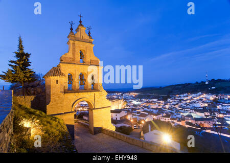 Glockenturm-Tor der Burg und Dorf in der Dämmerung, Aracena, Huelva Provinz, Region von Andalusien, Spanien, Europa Stockfoto