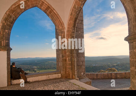 Priory-Kirche von der Burg des 15. Jahrhunderts und Landschaft, Aracena, Huelva Provinz, Region von Andalusien, Spanien, Europa Stockfoto