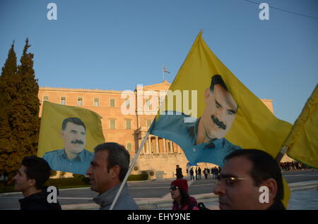 Athen, Griechenland. 18. März 2015. Demonstranten Pass vor der griechischen ParliamentKurdish Einwanderer, die in Griechenland Leben organisiert eine Demonstration außerhalb des Büros der e.u. in Athen für den Kampf ihres Volkes gegen ISIS Militanten. Bildnachweis: George Panagakis/Pacific Press/Alamy Live-Nachrichten Stockfoto