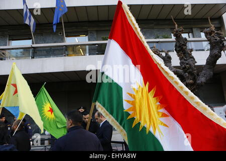 Athen, Griechenland. 18. März 2015. Eine kurdische Demonstranten hält die Flagge Kurdistans außerhalb des EU-Büros in Athen. Kurden in Athen marschierten zu den EU-Büros in Athen, zur Unterstützung der Kurden in Syrien protestiert, und forderte den türkischen Präsidenten Erdo? ein, gegen den islamischen Staat zu unterstützen. © Michael Debets/Pacific Press/Alamy Live-Nachrichten Stockfoto