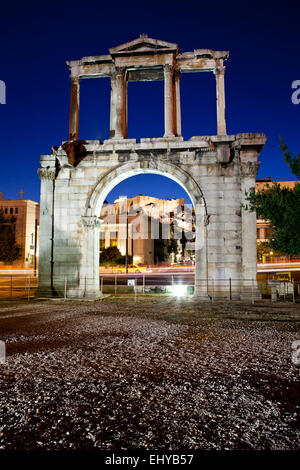 Der Bogen des Hadrian mit der Akropolis in den Hintergrund in der Nacht in Athen, Griechenland. Stockfoto