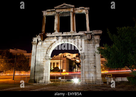 Der Bogen des Hadrian mit der Akropolis in den Hintergrund in der Nacht in Athen, Griechenland. Stockfoto