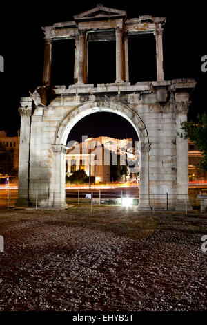 Der Bogen des Hadrian mit der Akropolis in den Hintergrund in der Nacht in Athen, Griechenland. Stockfoto