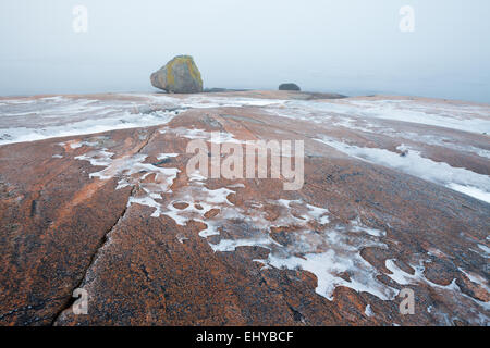 Icy Platten einen Nebel bei Saltholmen in Råde Kommune, Østfold Fylke, Norwegen. Stockfoto