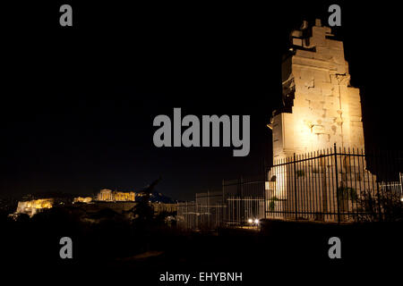 Das Philopappos Denkmal auf Mouseion Hill mit der Akropolis in Athen, Griechenland Hintergrund. Stockfoto