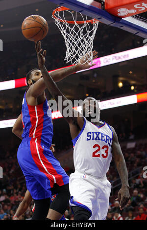 Philadelphia, Pennsylvania, USA. 18. März 2015. Philadelphia 76ers Wache legt Jason Richardson (23) den Schuss mit Detroit Pistons center Andre Drummond (0) Verteidigung während der NBA-Spiel zwischen den Detroit Pistons und die Philadelphia 76ers im Wells Fargo Center in Philadelphia, Pennsylvania. Die Philadelphia 76ers gewann 94-83. Stockfoto