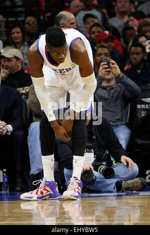 Philadelphia, Pennsylvania, USA. 18. März 2015. Philadelphia 76ers center Judy Noel (4) blickt auf eine nach dem Aufstehen auf das vorherige Spiel verletzt während der NBA-Spiel zwischen den Detroit Pistons und die Philadelphia 76ers im Wells Fargo Center in Philadelphia, Pennsylvania. Die Philadelphia 76ers gewann 94-83. Stockfoto