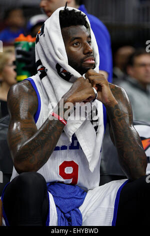 Philadelphia, Pennsylvania, USA. 18. März 2015. Philadelphia 76ers Wache JaKarr Sampson (9) blickt auf von der Bank mit einem Handtuch um den Kopf gewickelt, während der NBA-Spiel zwischen den Detroit Pistons und die Philadelphia 76ers im Wells Fargo Center in Philadelphia, Pennsylvania. Die Philadelphia 76ers gewann 94-83. Stockfoto