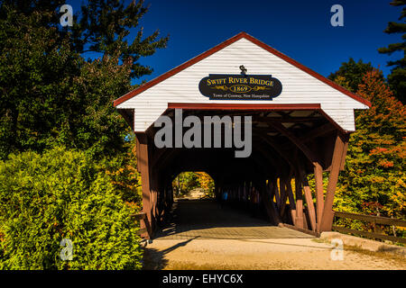 Die Swift River überdachte Brücke in Conway, New Hampshire. Stockfoto