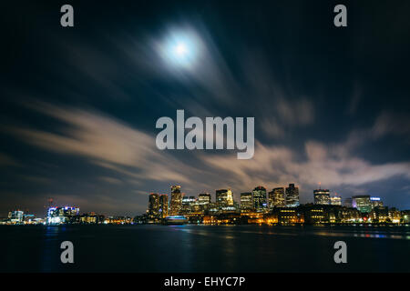 Mond und Wolken über den Himmel über der Skyline von Boston in der Nacht vom LoPresti Park in East Boston, Massachuset aus gesehen Stockfoto