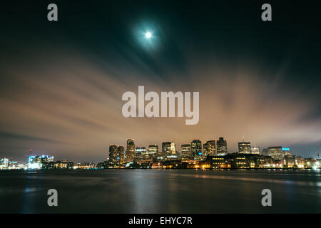 Mond und Wolken über den Himmel über der Skyline von Boston in der Nacht vom LoPresti Park in East Boston, Massachuset aus gesehen Stockfoto