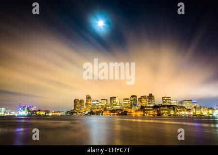 Mond und Wolken über den Himmel über der Skyline von Boston in der Nacht vom LoPresti Park in East Boston, Massachuset aus gesehen Stockfoto