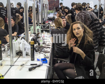 Kiew, Ukraine. 18. März 2015. Ein Modell bietet Platz an den Spiegel an backstage während der ukrainischen Fashionweek © Igor Golovniov/ZUMA Draht/Alamy Live News Stockfoto