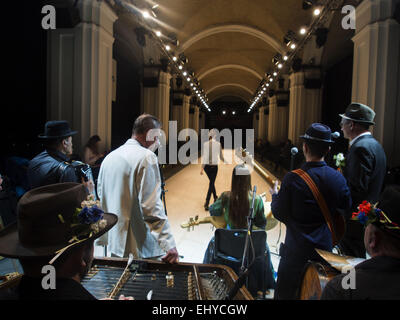 Kiew, Ukraine. 18. März 2015. Orchesterprobe und Models backstage während der ukrainischen Fashionweek © Igor Golovniov/ZUMA Draht/Alamy Live News Stockfoto