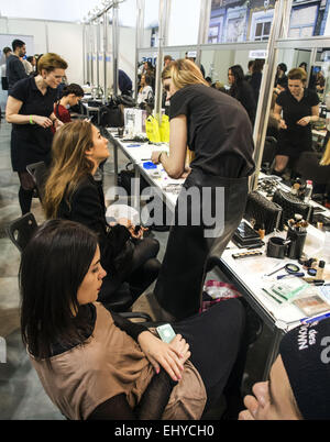 Kiew, Ukraine. 18. März 2015. während der ukrainischen Fashionweek Backstage © Igor Golovniov/ZUMA Draht/Alamy Live News Stockfoto