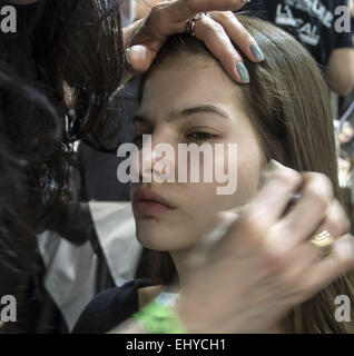 Kiew, Ukraine. 18. März 2015. Ein Modell hat ihr Make-up geschehen hinter den Kulissen während der ukrainischen Fashionweek © Igor Golovniov/ZUMA Draht/Alamy Live News Stockfoto