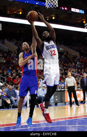 Philadelphia, Pennsylvania, USA. 18. März 2015. Philadelphia 76ers weiterleiten Luc Richard Mbah ein Mouté (12) für die Aufnahme mit Detroit Kolben vorwärts Tayshaun Prince (22) Verteidigung während der NBA-Spiel zwischen den Detroit Pistons und die Philadelphia 76ers im Wells Fargo Center in Philadelphia, Pennsylvania nach oben geht. Die Philadelphia 76ers gewann 94-83. Stockfoto