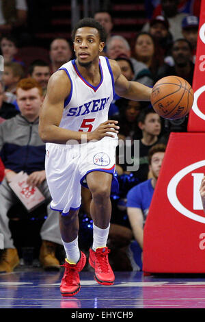 Philadelphia, Pennsylvania, USA. 18. März 2015. Philadelphia 76ers bewachen Ish Smith (5) in Aktion während der NBA-Spiel zwischen den Detroit Pistons und die Philadelphia 76ers im Wells Fargo Center in Philadelphia, Pennsylvania. Die Philadelphia 76ers gewann 94-83. Stockfoto