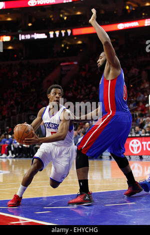 Philadelphia, Pennsylvania, USA. 18. März 2015. Philadelphia 76ers bewachen Ish Smith (5) in Aktion gegen Detroit Pistons Center Andre Drummond (0) während der NBA-Spiel zwischen den Detroit Pistons und die Philadelphia 76ers im Wells Fargo Center in Philadelphia, Pennsylvania. Die Philadelphia 76ers gewann 94-83. Stockfoto