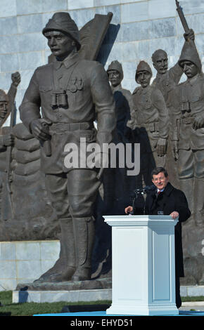 (150319)--CANAKKALE, 19. März 2015 (Xinhua) - der türkische Ministerpräsident Ahmet Davutoglu hält eine Rede bei der Gedenkfeier zum 100. Jahrestag von Gallipoli Kampagne in Canakkale 18. März 2015. Türkei am Mittwoch gedachte des 100. Jahrestags der Gallipoli Kampagne durch die Alliierten im ersten Weltkrieg in der südwestlichen Stadt Canakkale. Mehr als 1000 Menschen, darunter Soldaten und Beamten trat der Gedenkfeier in Canakkale, etwa 340 Kilometer südwestlich von Istanbul. Die Gallipoli Kampagne, auch bekannt als die Dardanellen, war ein Kampf ich Stockfoto