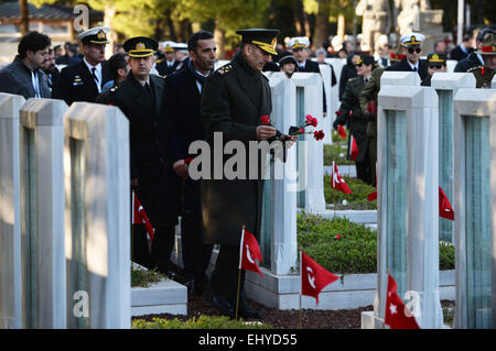 (150319)--CANAKKALE, 19. März 2015 (Xinhua)--Offiziere legen Blumen auf dem Märtyrer Friedhof nach der Gedenkfeier zum 100. Jahrestag von Gallipoli Kampagne in Canakkale 18. März 2015. Türkei am Mittwoch gedachte des 100. Jahrestags der Gallipoli Kampagne durch die Alliierten im ersten Weltkrieg in der südwestlichen Stadt Canakkale. Mehr als 1000 Menschen, darunter Soldaten und Beamten trat der Gedenkfeier in Canakkale, etwa 340 Kilometer südwestlich von Istanbul. Die Gallipoli Kampagne, auch bekannt als die Dardanellen, war eine Schlacht in der Wo Stockfoto