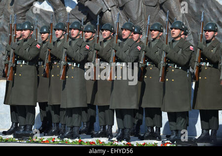 (150319)--CANAKKALE, 19. März 2015 (Xinhua)--türkische Soldaten singen der Nationalhymne Druing der Gedenkfeier zum 100. Jahrestag von Gallipoli Kampagne in Canakkale 18. März 2015. Türkei am Mittwoch gedachte des 100. Jahrestags der Gallipoli Kampagne durch die Alliierten im ersten Weltkrieg in der südwestlichen Stadt Canakkale. Mehr als 1000 Menschen, darunter Soldaten und Beamten trat der Gedenkfeier in Canakkale, etwa 340 Kilometer südwestlich von Istanbul. Die Gallipoli Kampagne, auch bekannt als die Dardanellen, war eine Schlacht im ersten Weltkrieg t Stockfoto