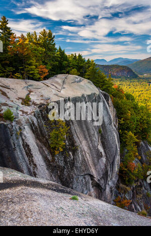 Blick vom Dom Felsvorsprung am Echo Lake State Park, New Hampshire. Stockfoto