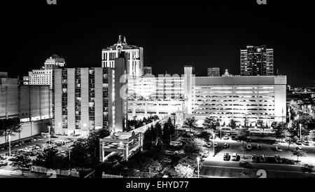 Ansicht von Gebäuden in der Nacht aus der Showboat Parking Garage in Atlantic City, New Jersey. Stockfoto