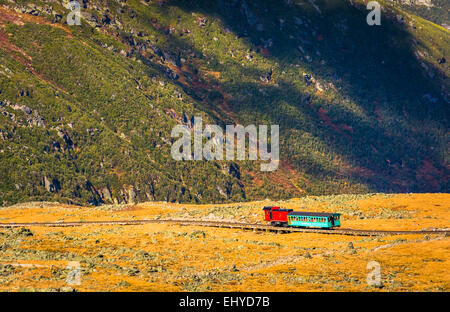 Blick auf einen Zug auf die Mount Washington Cog Railway vom Gipfel des Mount Washington in New Hampshire. Stockfoto