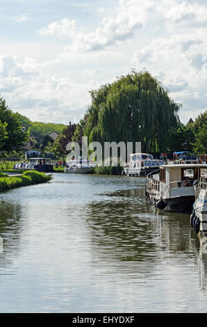 An einem Nachmittag im August ist die Marina am Fragnes überfüllt mit Sportbooten, Canal du Centre, Burgund, Frankreich. Stockfoto