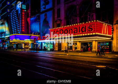 NEW YORK CITY - 24. August 2014: McDonalds auf der 42nd Street in der Nacht, am Times Square, Midtown Manhattan, New York. Stockfoto