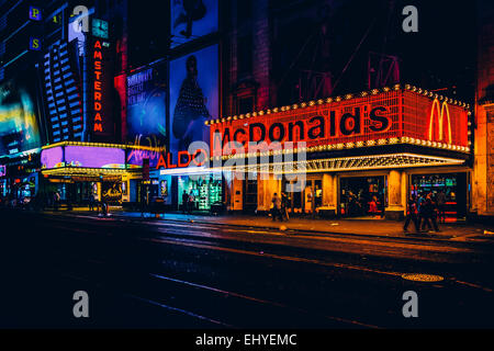 NEW YORK CITY - 24. August 2014: McDonalds auf der 42nd Street in der Nacht, am Times Square, Midtown Manhattan, New York. Stockfoto