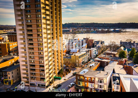 Appartementhaus und Ansicht der Nachbarschaften entlang des Susquehanna River in Harrisburg, Pennsylvania. Stockfoto