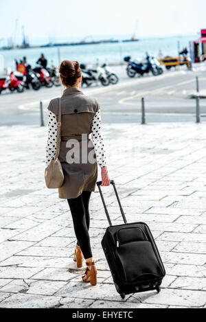 Frau mit Reisetasche Stockfoto