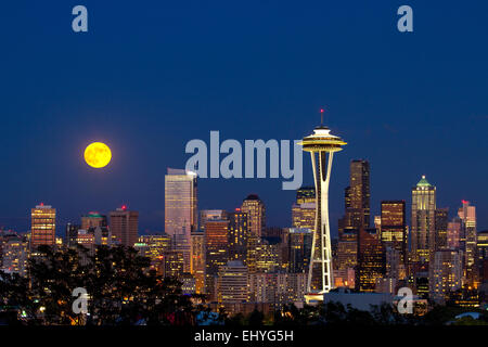 Full Moon rising über Seattle Skyline in der Dämmerung. Stockfoto