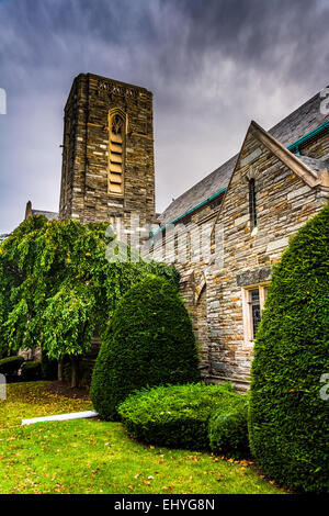 Büsche und eine alte Kirche in Hannover, Pennsylvania. Stockfoto