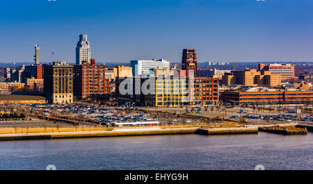 Camden, New Jersey gesehen von der Ben Franklin Brücke Gehweg in Philadelphia, Pennsylvania. Stockfoto