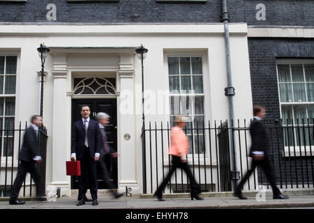 London, UK. 18. März 2015.  Schatzkanzler George Osborne, hält das rote Feld Budget außerhalb Nummer 11 Downing Street vor der Auslieferung seiner Haushaltsrede im House Of Commons.  Bildnachweis: Paul Marriott/Alamy Live-Nachrichten Stockfoto