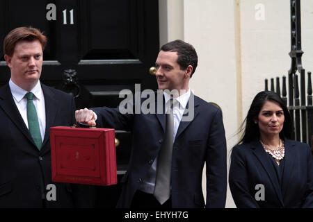 London, UK. 18. März 2015.  Schatzkanzler George Osborne, hält das rote Feld Budget außerhalb Nummer 11 Downing Street vor der Auslieferung seiner Haushaltsrede im House Of Commons. Danny Alexander ist Chefsekretärin an den Fiskus auf der linken Seite.  Bildnachweis: Paul Marriott/Alamy Live-Nachrichten Stockfoto