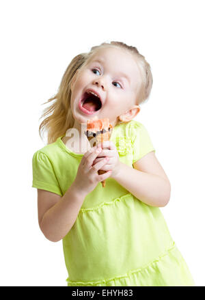 glückliches Kind Mädchen essen Eis isoliert Stockfoto