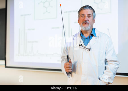 Senior Chemieprofessor geben einen Vortrag vor Klassenzimmer voller Studenten (flachen DOF; getönten Farbbild) Stockfoto