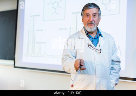 Senior Chemieprofessor geben einen Vortrag vor Klassenzimmer voller Studenten (flachen DOF; getönten Farbbild) Stockfoto