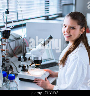 Porträt eines weiblichen Chemie-Studenten forschen in einem Chemielabor (Farbe getönt Bild; flachen DOF) Stockfoto