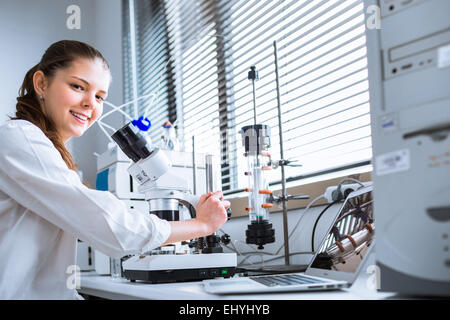 Porträt eines weiblichen Chemie-Studenten forschen in einem Chemielabor (Farbe getönt Bild; flachen DOF) Stockfoto
