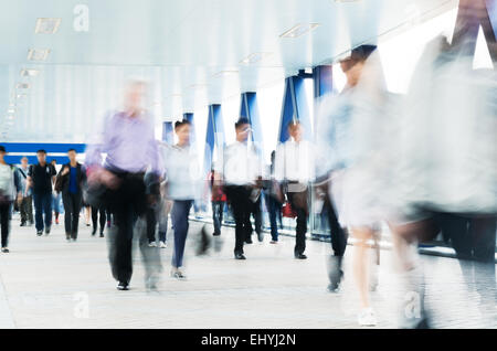 Bewegung verwischt Pendler in Hong Kong Stockfoto