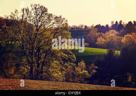 Abendlicht auf Bäumen und Hügeln des südlichen York County, Pennsylvania. Stockfoto