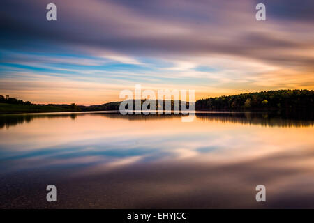 Am Abend Langzeitbelichtung von Wolken über lange Arm-Stausee in der Nähe von Hannover, Pennsylvania. Stockfoto