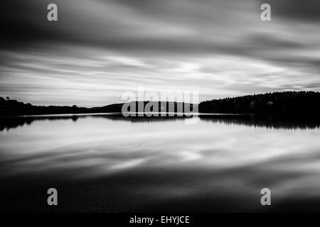 Am Abend Langzeitbelichtung von Wolken über lange Arm-Stausee in der Nähe von Hannover, Pennsylvania. Stockfoto