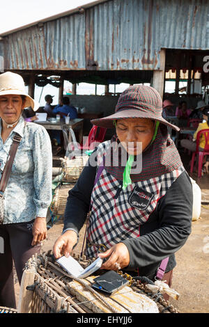 Krabben Sie-Markt in Kep, Kambodscha. Traditionelle Besetzung für ihren Lebensunterhalt. Eine Frau, die ihr Einkommen am Ende des Arbeitstages zu zählen. Stockfoto