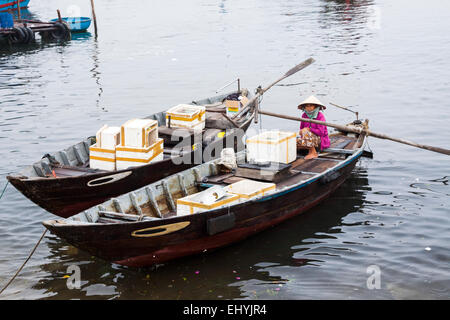 Einen belebten Fischmarkt am frühen Morgen in der Nähe von Hoi an, Vietnam. Frau wartet sie an der Reihe. Stockfoto